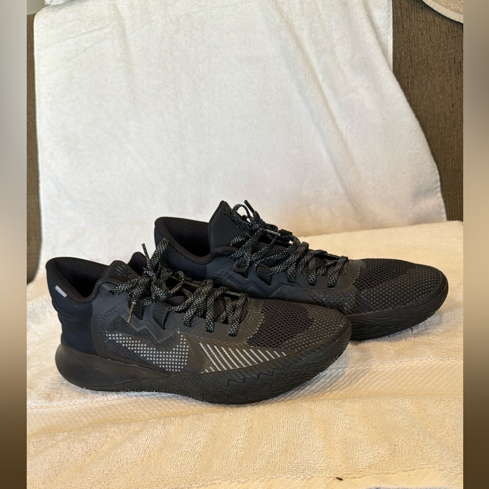 Nike Men’s All Black Kyrie Flytrap